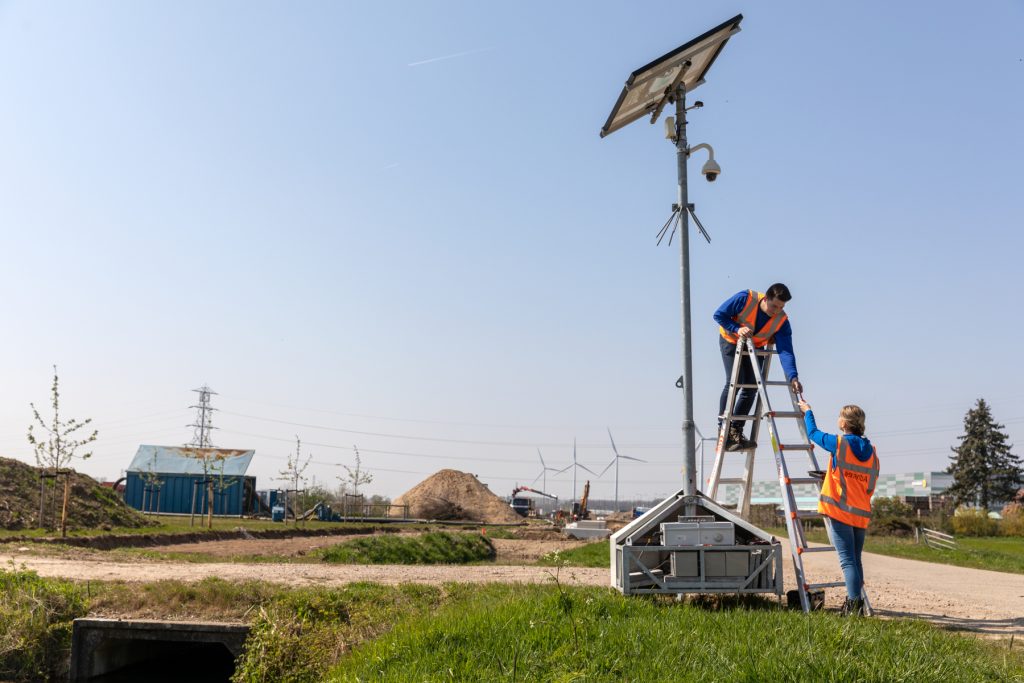 Sfeerbeeld van een mobiele cameramast op een bedrijventerrein.